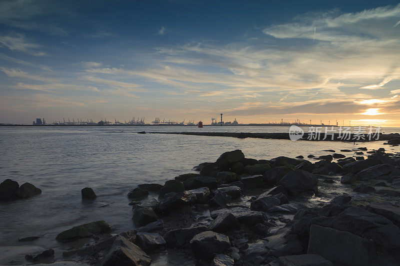 neuwe Waterweg河沿岸多变的海景